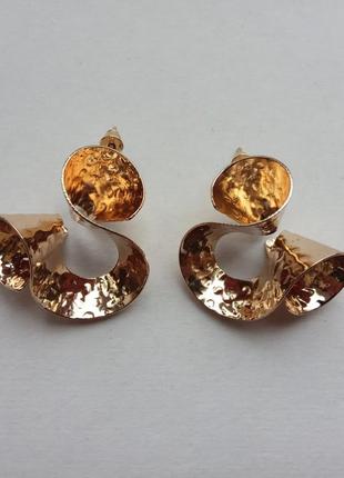 Сережки гвоздики фактурні позолота легкі стильні абстрактні