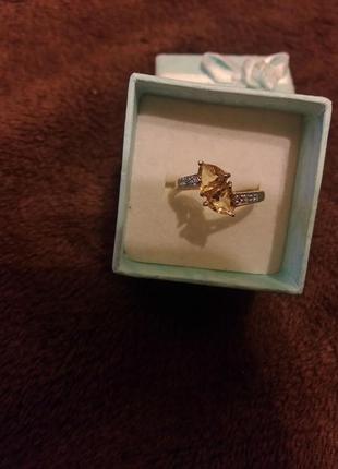 Красивое золотое кольцо с природными цитринами и бриллиантами.1 фото