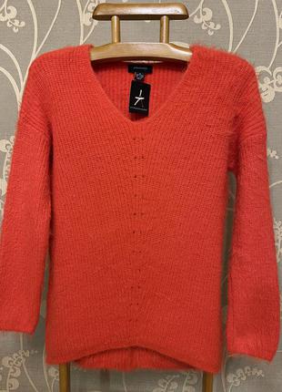 Дуже красивий і стильний брендовий в'язаний светр червоного кольору.