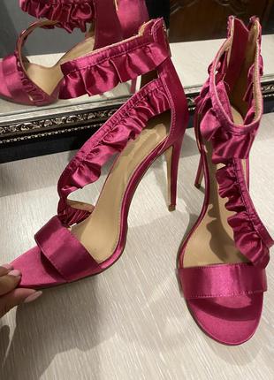 Шикарные босоножки сатиновые розовые на каблуке с рюшами
