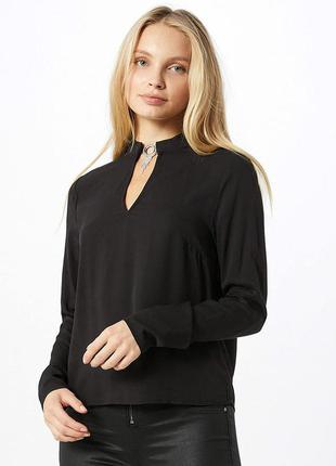 Guess блуза из вискозы с декором натуральная