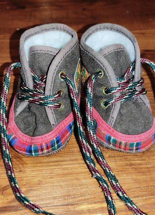 Текстильні пінетки черевики на шнурівці на хлопчика дівчинку до року коричневі в клітинку на осінь зиму весну