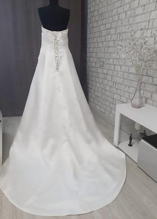 Атласна весільна сукня з декором з шлейфом бюстьє обмін3 фото