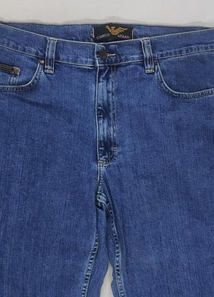 Классические мужские, синие джинсы.