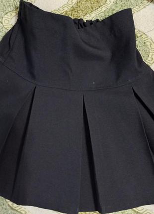 Шкльный комплект чорна спідниця в складку + біла трикотажна блуза з жабо2 фото