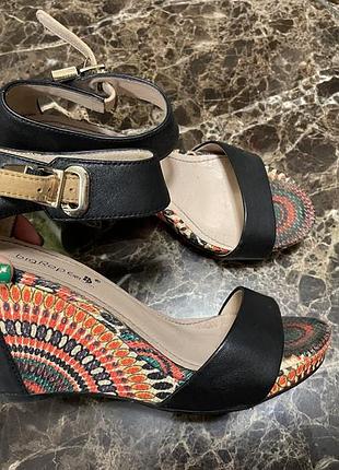 Шкіряні босоніжки на танкетці