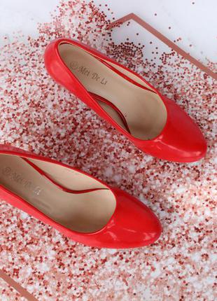 Красные туфли, лодочки 36 размера на устойчивом каблуке2 фото