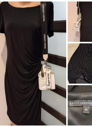 Відмінне стильне чорне плаття міді