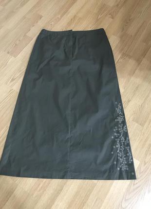 Длинная юбка с разрезом и вышивкой