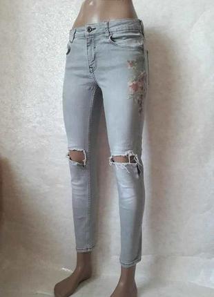 Крутые фирменные zara джинсы узкачи с заводчкими дырками и рисунком, размер 25-264 фото