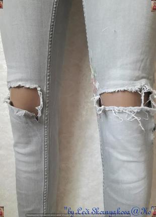 Крутые фирменные zara джинсы узкачи с заводчкими дырками и рисунком, размер 25-266 фото