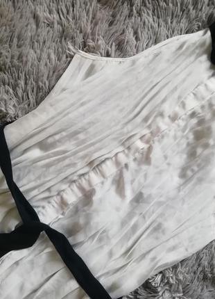Фірмова блуза чорно біла молочна блузка без рукавів плісировка