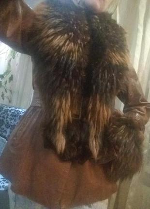 Шкіряна куртка з хутром єнота