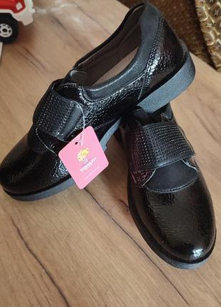Дуже красиві туфельки дівчинці тому.м. 33-38р