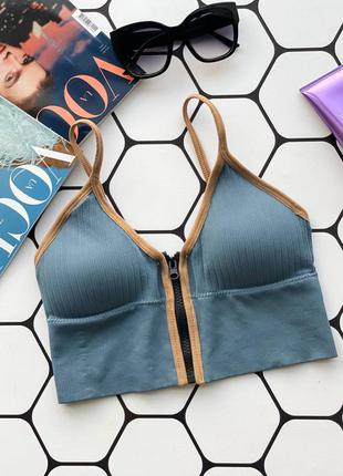 Базовые топы со съёмными чашками пуш ап с молнией