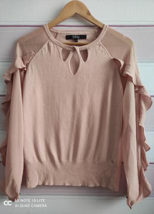 Трендовый свитер с воланами