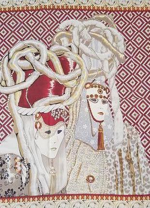 Красивый шелковый платок.