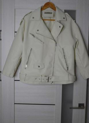 Новая куртка молочного цвета.