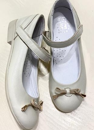 Шкіряні туфлі молочного кольору 28р 30р, 31р, 34р