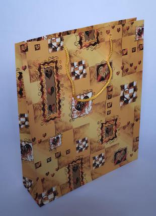 Паперовий пакет з сердечками на день закоханих