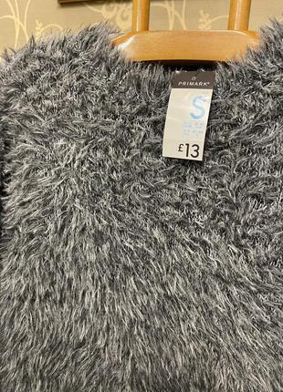 Очень красивый и стильный брендовый вязаный свитер серого цвета.10 фото