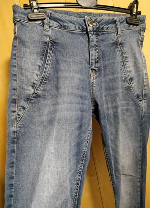 Джинсы.