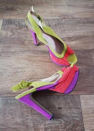 Босоніжки на високому каблуці