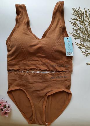 Комплект білизни в дрібний рубчик топ з мереживною спинкою на широких бретельках і трусики сліпи