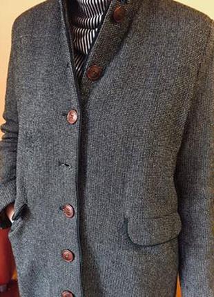 Зелене вовняне пальто,на утепленому підкладі,сезон зима.