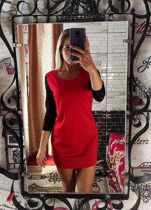 Платье с гипюром красное