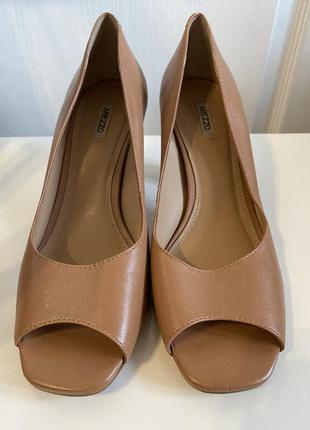 Женские бежевые туфли на каблуке arezzo 38 размер, 24,5-25  см по стельке10 фото