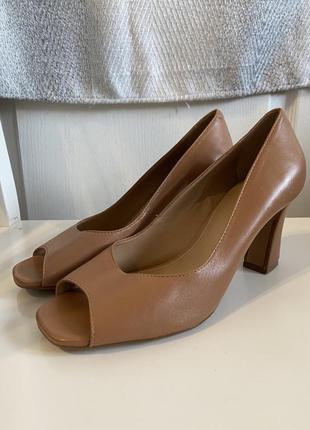 Женские бежевые туфли на каблуке arezzo 38 размер, 24,5-25  см по стельке9 фото