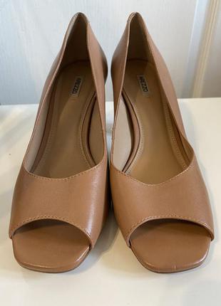 Женские бежевые туфли на каблуке arezzo 38 размер, 24,5-25  см по стельке7 фото