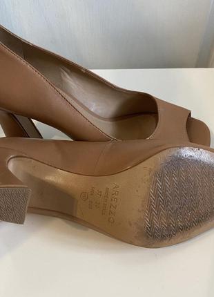 Женские бежевые туфли на каблуке arezzo 38 размер, 24,5-25  см по стельке5 фото