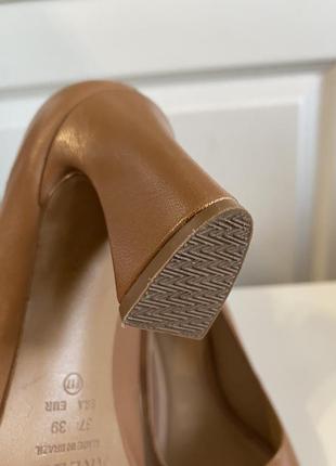 Женские бежевые туфли на каблуке arezzo 38 размер, 24,5-25  см по стельке6 фото