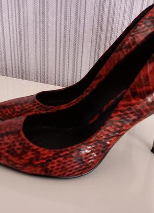 Милые, женственные, нарядные и удобные туфли бордового цвета с черным оттенком.2 фото