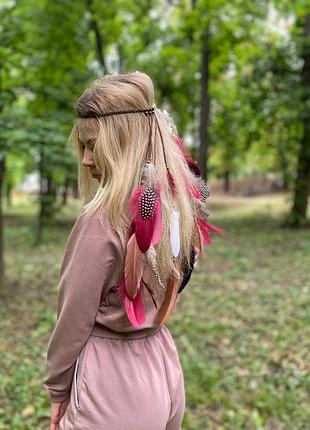 Пов'язаність язка з пір'ям на голову. хіпі пов'язаність язка