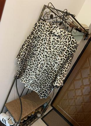 Красивая атласная блуза в леопардовый принт