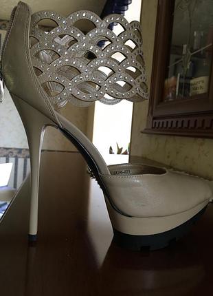 Неймовірно красиві туфлі queen