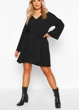 Стильное чёрное оверсайз платье на поясе со спущенным плечевым швом plus size