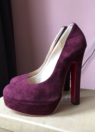 Фиолетовые туфли на высоком каблуке1 фото