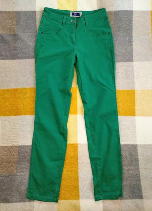 Фирменные зеленые джинси м-ка