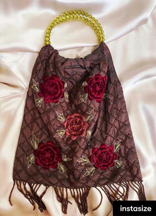 Стеганая тканевая сумочка-мешочек с вышивкой и бисером бахромой