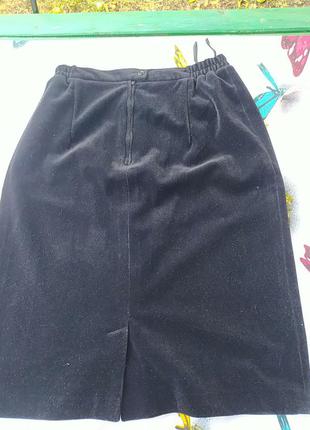 Черная вилюровая юбка с разрезом8 фото