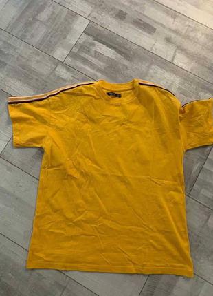 Футболка жовта bershka