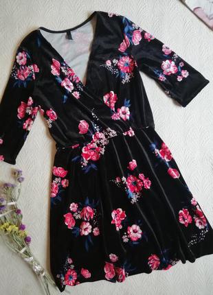 Чёрное велюровое платье в цветочный принт