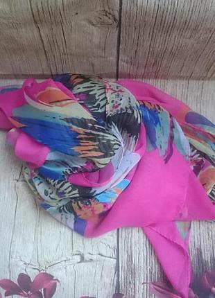 Яскравий шарф з квітковим принтом шовк, поліестер