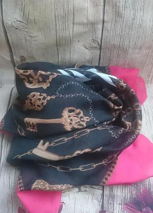 Платок  с ключами и принтом зебры в центре