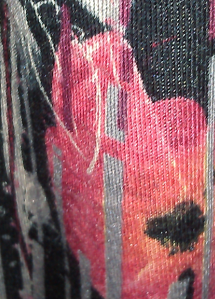 Шерстяное трикотажное платье с сочным цветочным рисунком и прозрачным рукавом5 фото