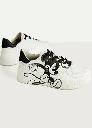 Кросівки з міккі-маус bershka.